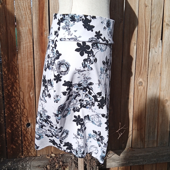 Comfortable Stretchy Pencil Skirt with Floral/Black Rose Graphic Detailing - Picture 6 of 6